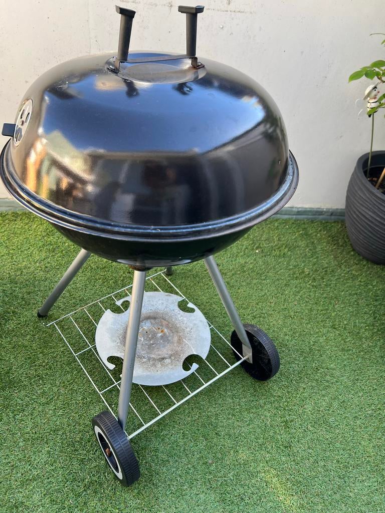 Zwarte BBQ met deksel en wielen, Tuin en Terras, Ophalen, Gebruikt