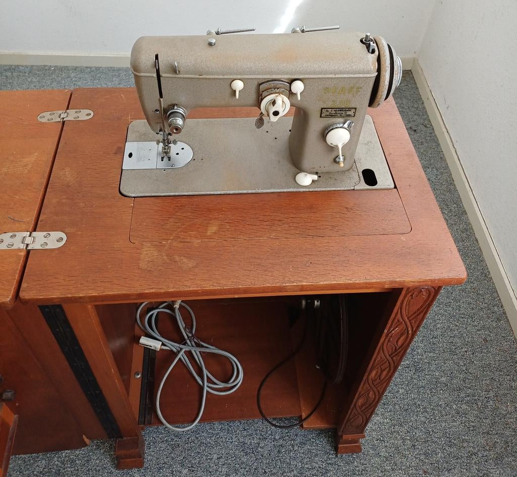 Trapnaaimachine  Pfaff 230 in kast, Ophalen