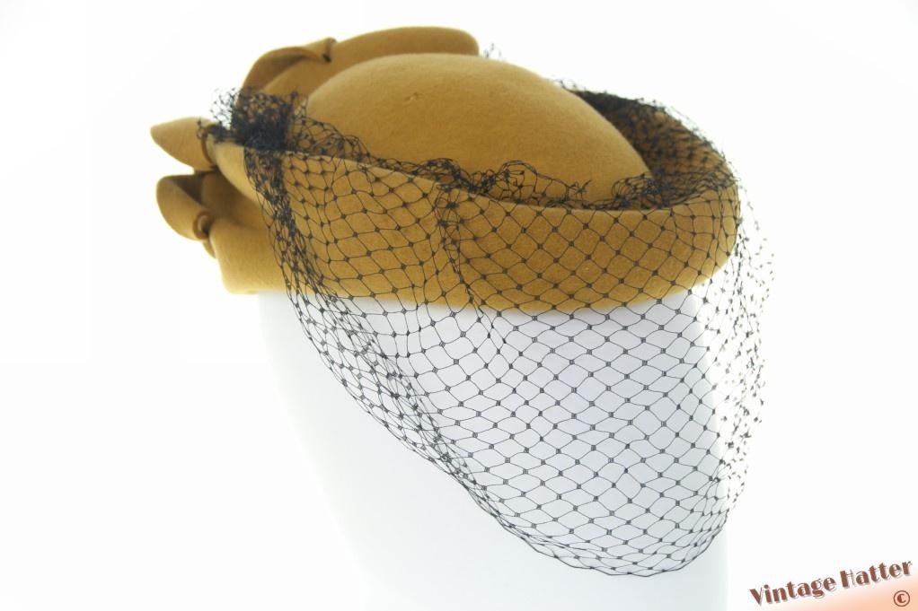 vintage Dames pillbox cocktailhoed mosterdgroen 55-56 = S, Ophalen of Verzenden, Gedragen, 55 cm (S, 6⅞ inch) of minder, Hoed