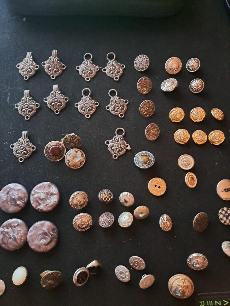 Grote collectie knopen en decoratieve hangers, Ophalen of Verzenden, Gebruikt, Knoop of Knopen