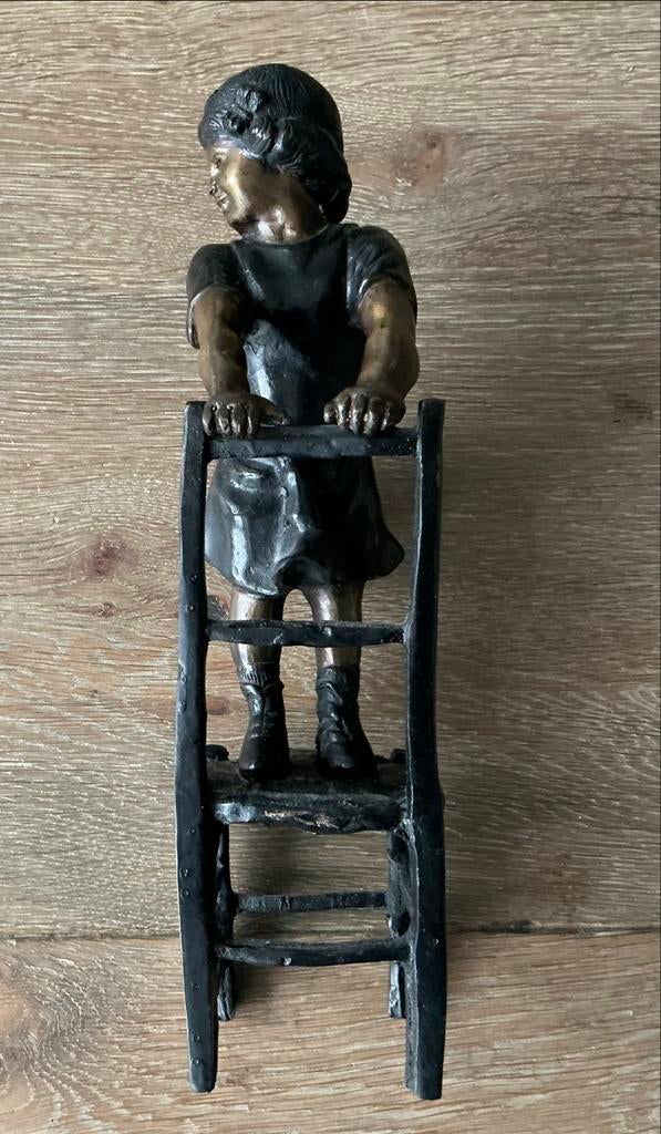 Zwaar beeldje van meisje op krukje, Ophalen of Verzenden, Gebruikt, Mens