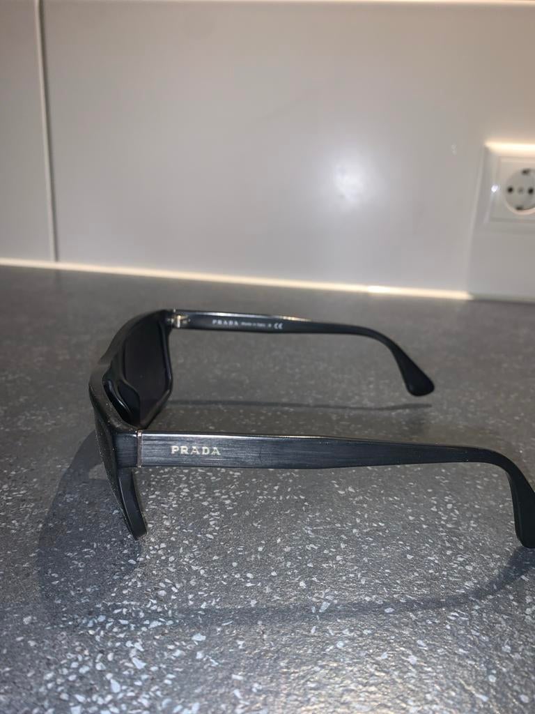 Prada Zonnebril voor Mannen - Stijlvol en Tijdloos, Overige merken, Gebruikt, Zonnebril, Zwart