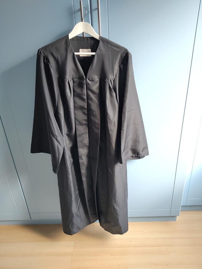 De Advocaat In Toga Met Jabot Overhandigt Dicht Op Rechter Stock Foto De Advocaat Toga Met Jabot Overhandigt Dicht Op Rechter Image77150876