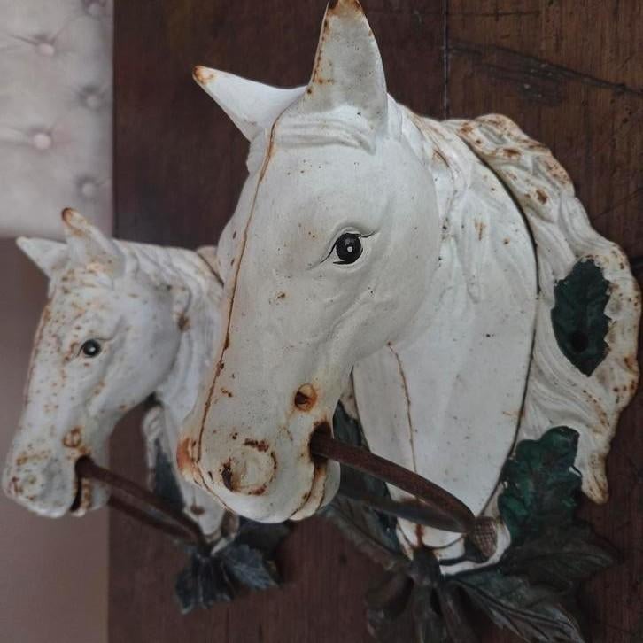 Antieke gietijzeren paardenhoofden met ring, Ophalen of Verzenden