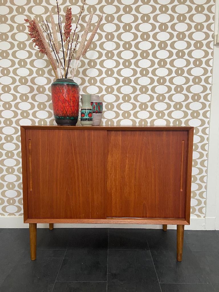 Vintage Deens dressoir met schuifdeuren van Linneberg, Ophalen, 100 tot 150 cm, Teakhout, Mid Century Modern