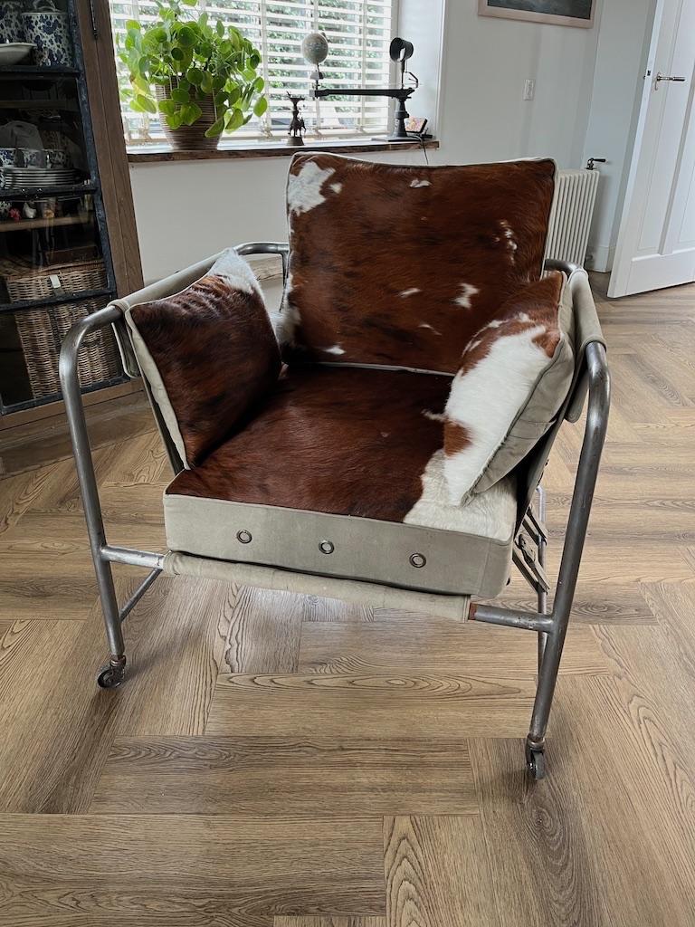 Unieke Design Rolling Metal Cowhide Chair zeer zeldzaam, Huis en Inrichting, Fauteuils, 75 tot 100 cm, Ophalen of Verzenden, Zo goed als nieuw