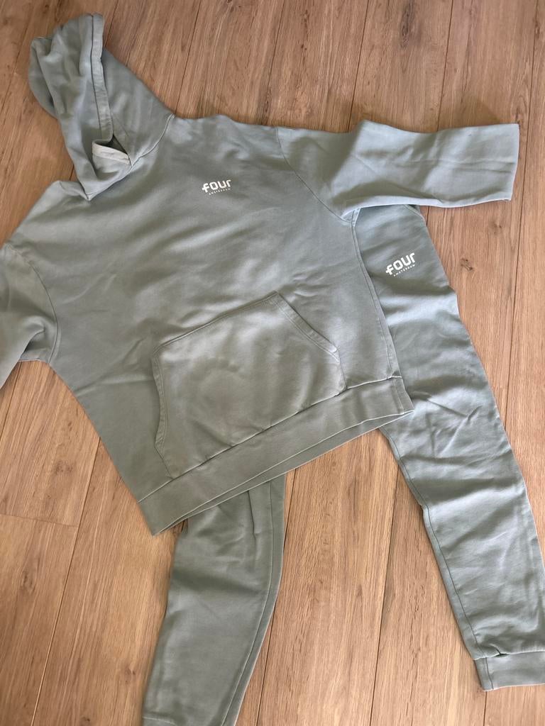 Four joggingpak maat L, Kleding | Heren, Sportkleding, Maat 52/54 (L), Ophalen of Verzenden, Gedragen, Groen