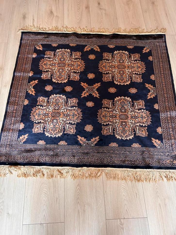 Prachtig donkerblauw tafelkleed met oosters patroon, Huis en Inrichting, Stoffering | Tapijten en Kleden, Zo goed als nieuw, 50 tot 100 cm