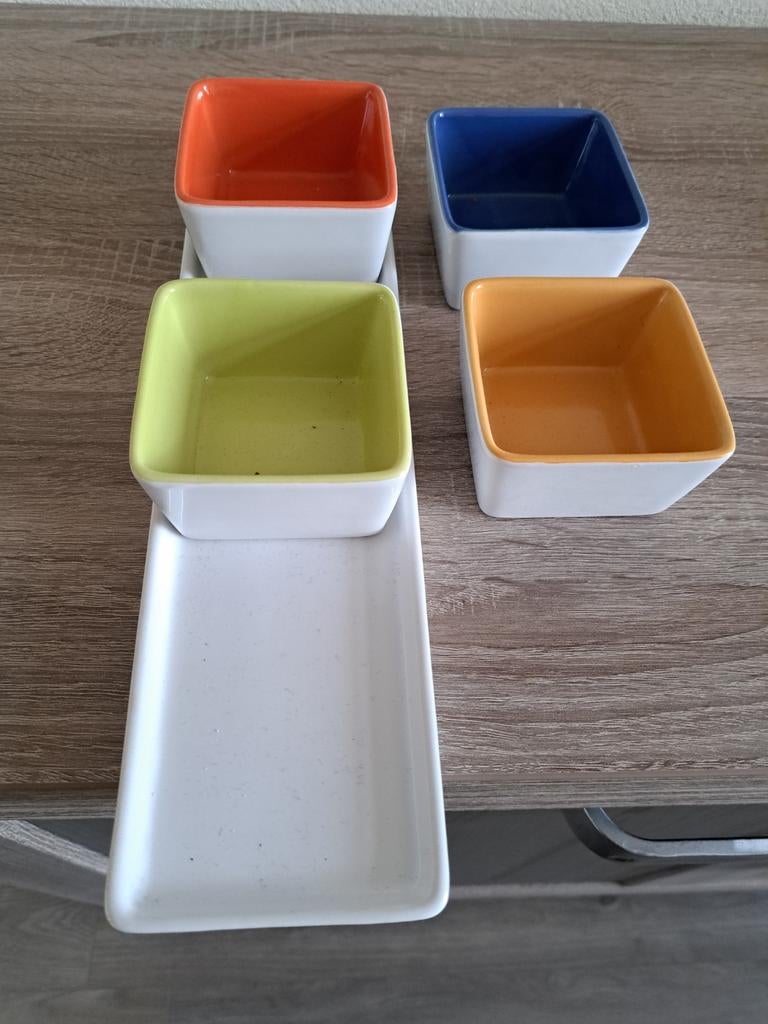 4 gekleurde schaaltjes met serveerblad, Huis en Inrichting, Keuken | Servies, Gebruikt, Keramiek, Ophalen of Verzenden, Schaal of Schalen