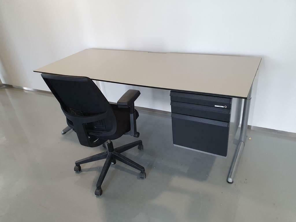 Ahrend 500 bureau 200x80 met of zonder ladeblok (16 beschik), In hoogte verstelbaar, Zo goed als nieuw, Ahrend, Info@ahrend.com
