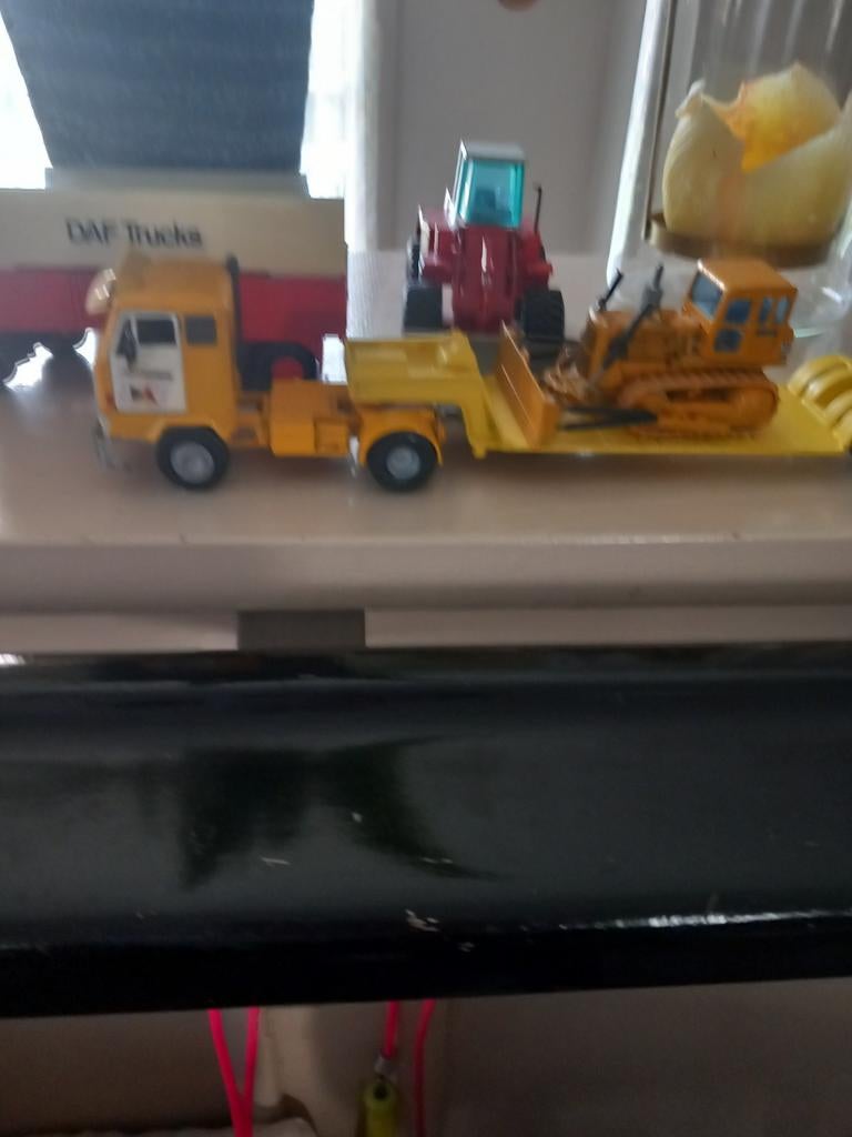Prachtige  oude  volvo  met dieplader  en als lading ., Ophalen of Verzenden, Bus of Vrachtwagen, NZG