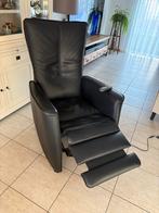 Prominent sta op en relax stoel. Volledig leer. ZGAN zwart, Huis en Inrichting, Fauteuils, Ophalen, Minder dan 75 cm, Leer, Zo goed als nieuw