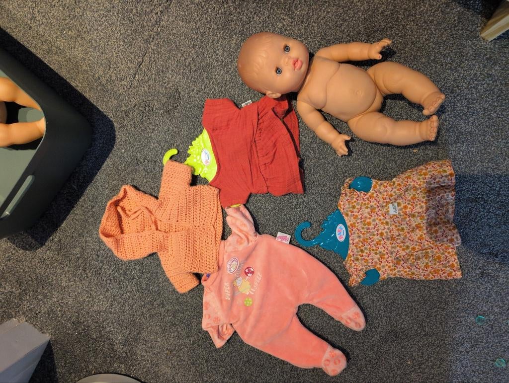 Paola Reina pop met kleertjes, Kinderen en Baby's, Speelgoed | Poppen, Ophalen of Verzenden