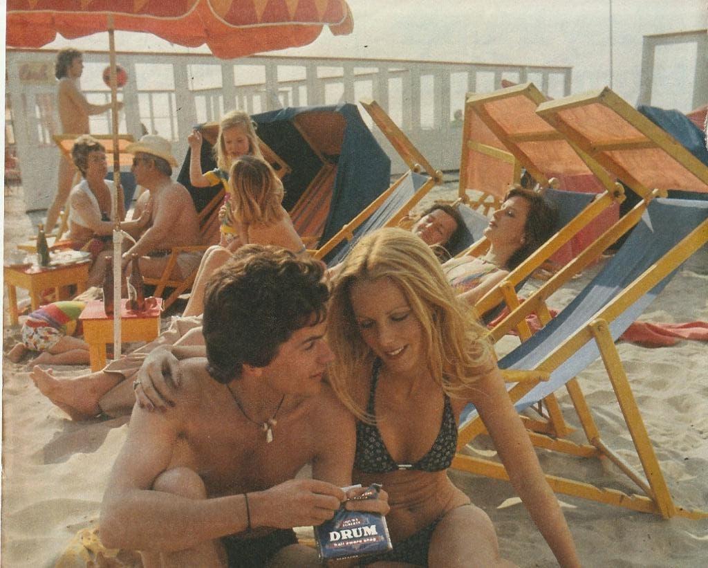 Retro reclame 1974 Drum shag stel op het strand bikini, Verzenden, Overige typen