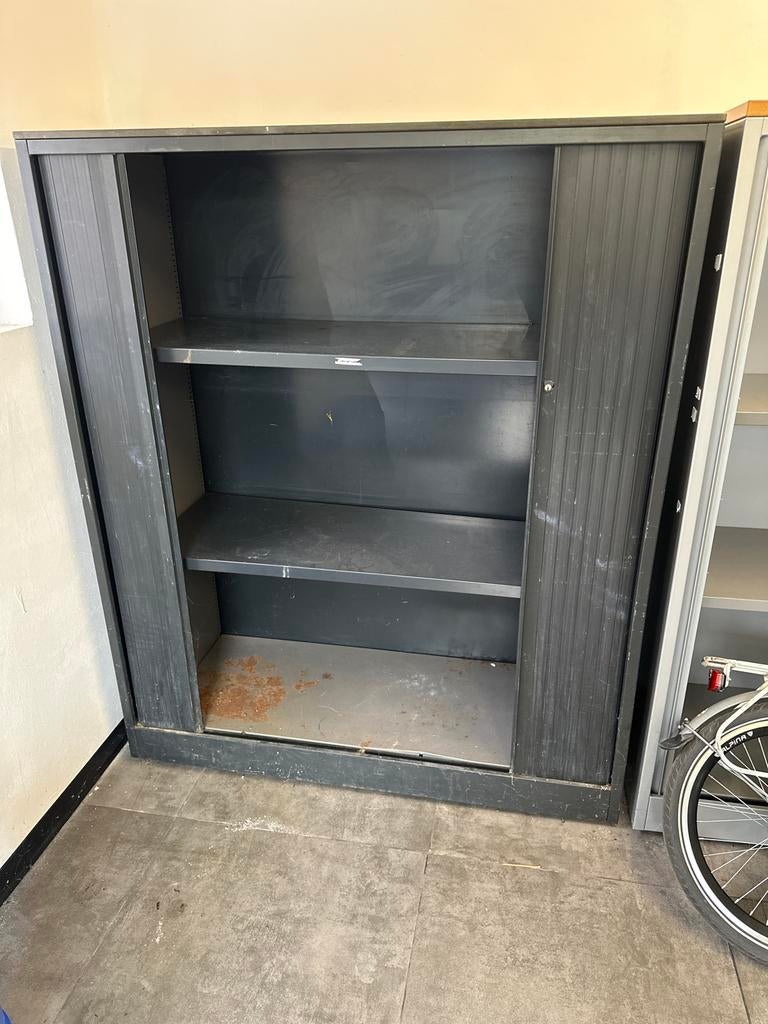 Donkere roldeurkast met planken, Gebruikt, 100 tot 150 cm, Meerdere deuren, Ophalen of Verzenden