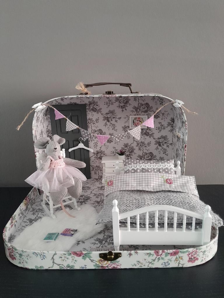 Poppenhuis speelkoffertje inclusief muis, Kinderen en Baby's, Speelgoed | Poppenhuizen, Nieuw, Poppenhuis, Ophalen of Verzenden