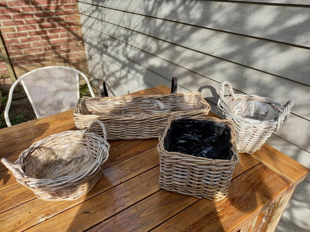 4 rieten manden/ bloembakken, Ophalen, Overige materialen, Gebruikt, Minder dan 30 cm