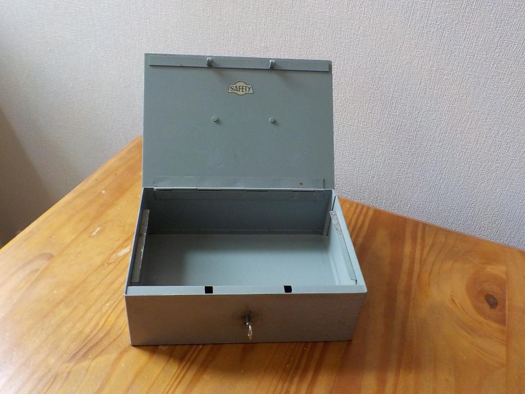 Grijze geldkistje met sleutel, Antiek en Kunst, Antiek | Woonaccessoires, Ophalen of Verzenden