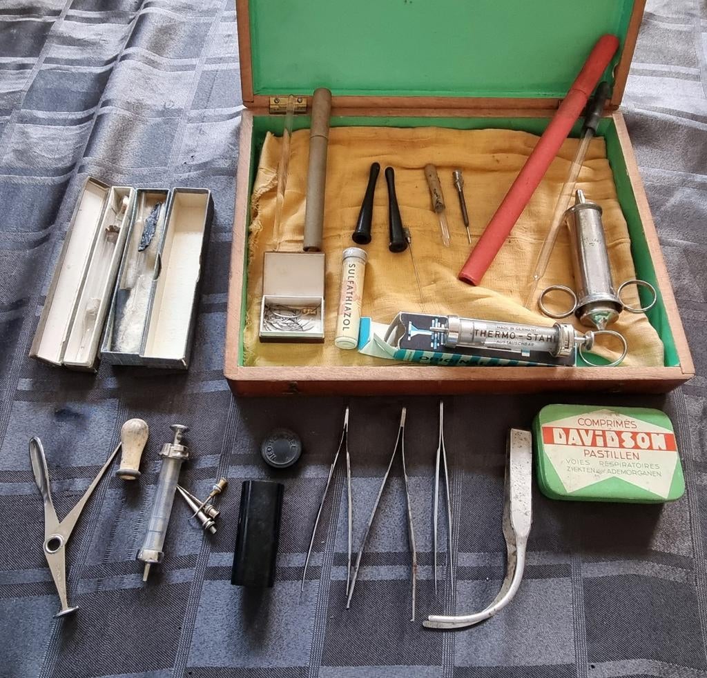 Vintage houten kistje met medische instrumenten, Antiek en Kunst, Antiek | Gereedschap en Instrumenten, Ophalen of Verzenden