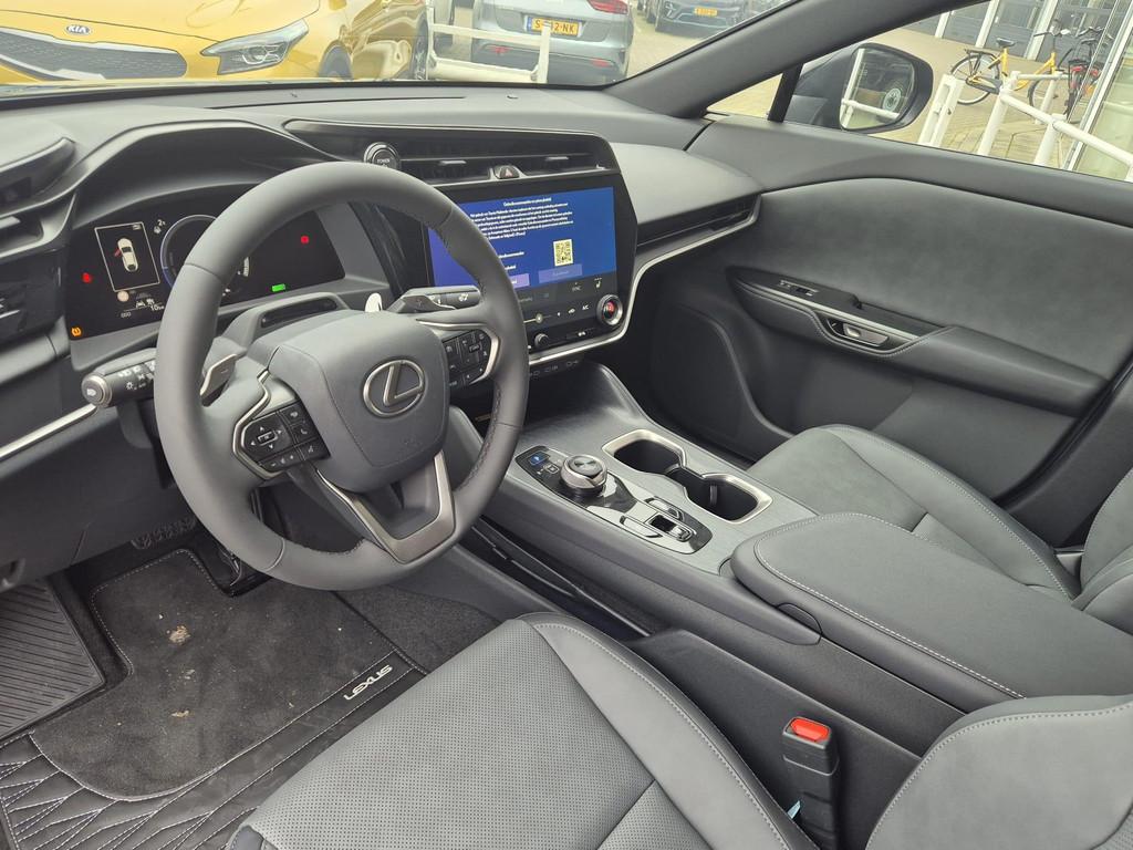 Lexus RZ 450e Executive Line 71 kWh NU met 5000,00 korting N, Auto's, Lexus, Gebruikt, 71 kWh, Zwart, Vierwielaandrijving