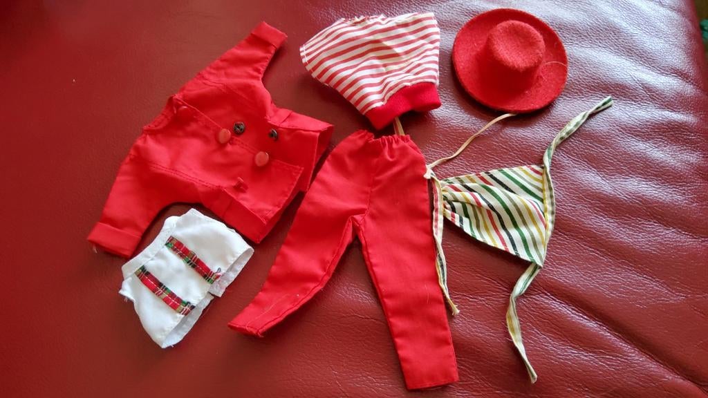 Vintage Barbie Tienerpop outfit hoed top jas blouse., Verzamelen, Ophalen of Verzenden, Zo goed als nieuw, Fashion Doll