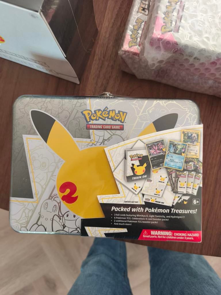 Pokémon Celebrations Collector Chest Tin (25th Anniversary), Ophalen of Verzenden, Nieuw, Overige typen