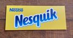 Nesquik  reclamebord kunststof  36x15  cm, Verzamelen, Merken en Reclamevoorwerpen, Ophalen of Verzenden, Zo goed als nieuw, Reclamebord