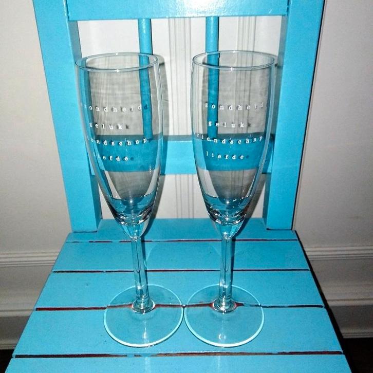 2 Champagne glazen Gezondheid, Geluk, Vriendschap, Liefde, Huis en Inrichting, Keuken | Servies, Zo goed als nieuw, Glas of Glazen
