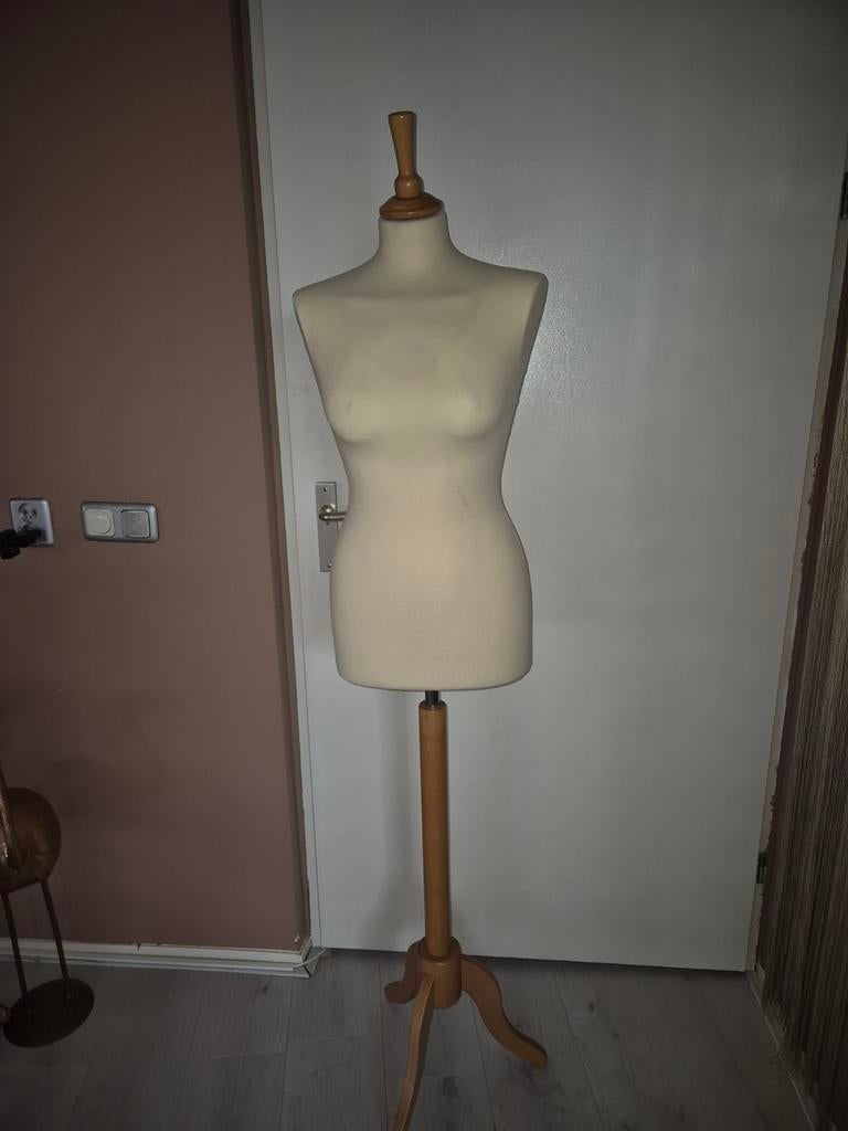 Verstelbare paspop met houten standaard, Hobby en Vrije tijd, Naaien en Fournituren, Ophalen, Zo goed als nieuw, Paspop