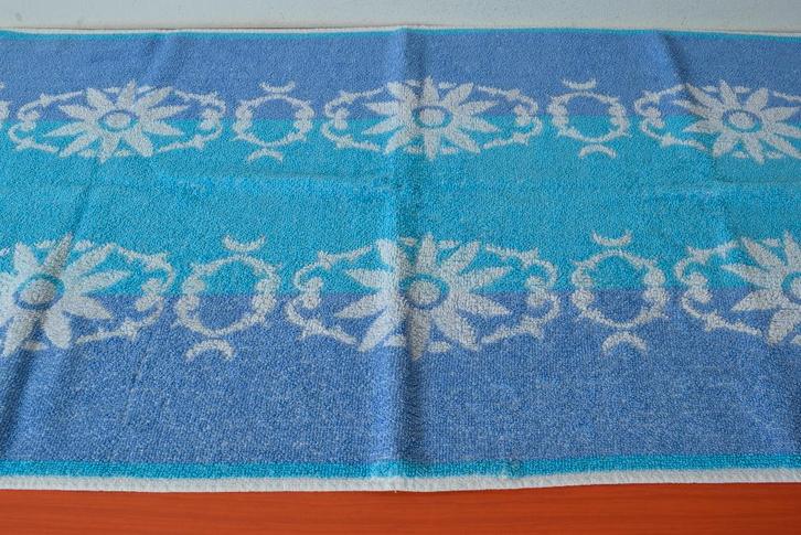 Retro vintage gebloemde jaren 60 handdoek / badhanddoek, Huis en Inrichting, Badkamer | Badtextiel en Accessoires, Nieuw, Handdoek