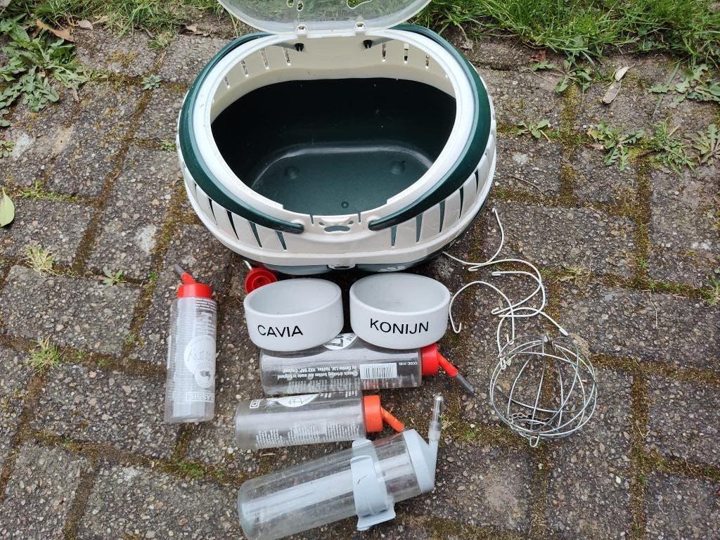 Voerbakken cavia / konijn, waterflesjes en hooibal, Ophalen of Verzenden, Zo goed als nieuw, Voerbakje