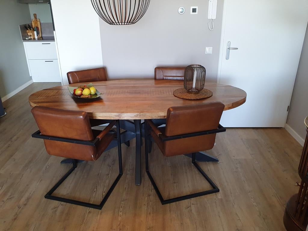 Mooie ovale mango tafel met 4 leren stoelen van buffelleer., Huis en Inrichting, Ophalen, 200 cm of meer, 50 tot 100 cm, Zo goed als nieuw