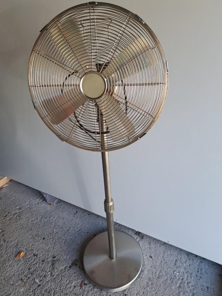 Ventilator in hoogte verstelbaar, Witgoed en Apparatuur, Ventilatoren, Ophalen of Verzenden, Zo goed als nieuw, Statiefventilator