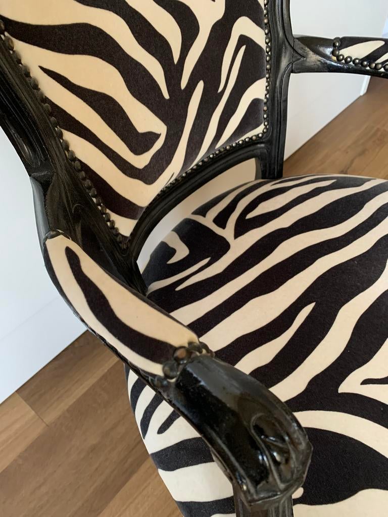 Oud houten stoeltje bekleed met luxe zebra stof, Huis en Inrichting, Fauteuils, Ophalen, Minder dan 75 cm, Zo goed als nieuw, Stof