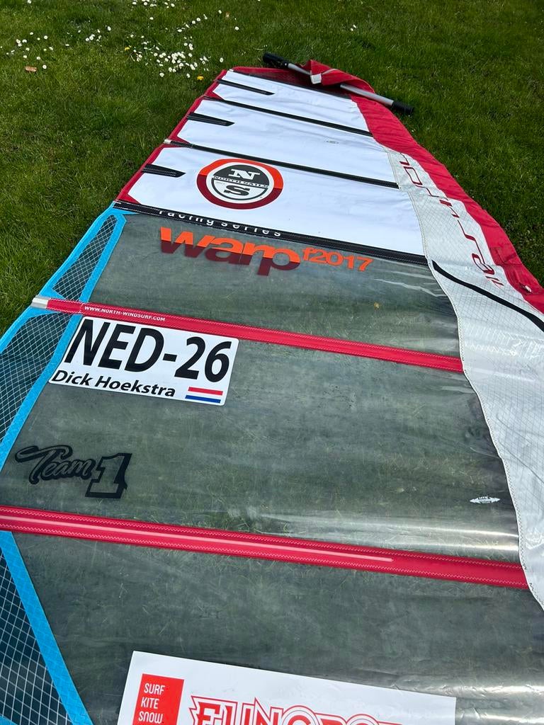 North Warp 2017 5.7 m² – Topstaat, weinig gebruikt!, Watersport en Boten, Windsurfen, Ophalen of Verzenden, Zo goed als nieuw