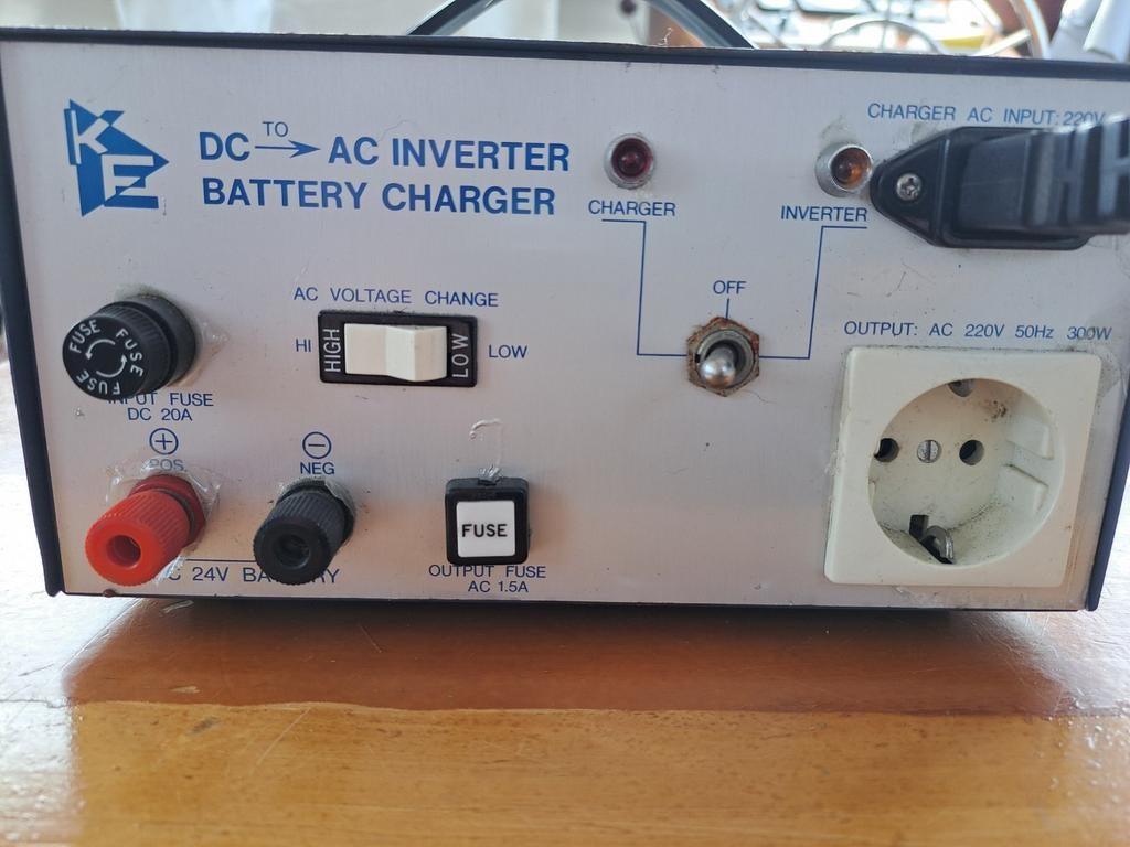 24V DC naar 220V AC omvormer en acculader 300W, Ophalen of Verzenden, Gebruikt, Overige typen