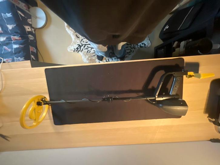 Metaaldetector met ingebouwd schepje, Hobby en Vrije tijd, Metaaldetectors, Gebruikt, 30 cm of minder, Overige merken, Discriminatie metaaldetectie