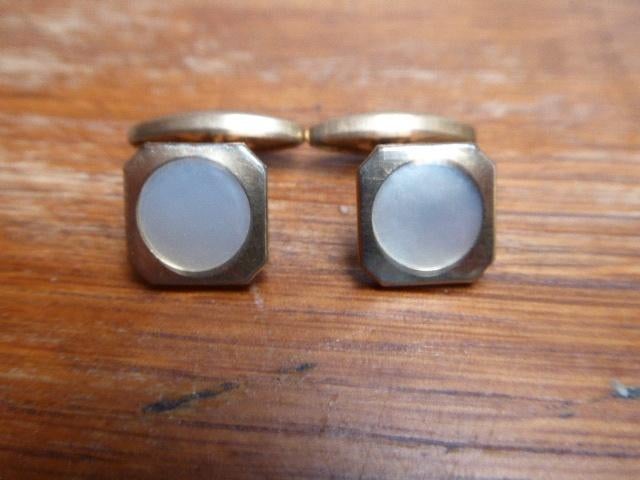 Paar goudkleurige art deco manchetknopen met parelmoer, Antiek en Kunst, Antiek | Kleding en Accessoires, Ophalen of Verzenden