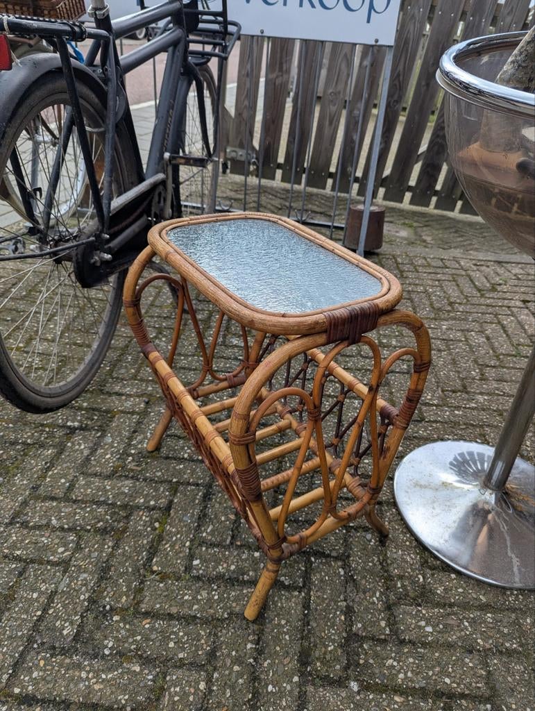 Vintage rotan bamboe bijzettafel met glazen blad, Minder dan 45 cm, Gebruikt, Vintage, Bohemian, Retro, Rechthoekig