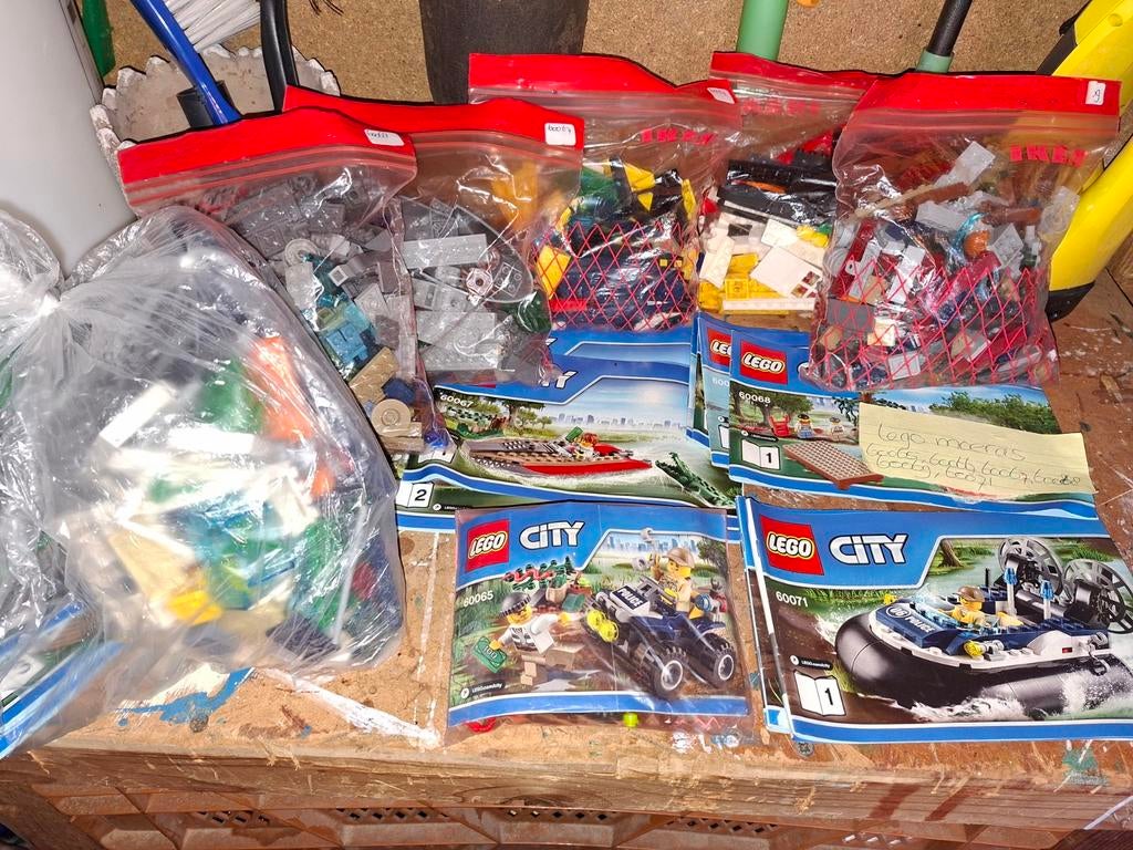Lego moeraspolitie, Ophalen