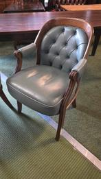 2 Chesterfield armstoelen met notenhouten frame, Ophalen