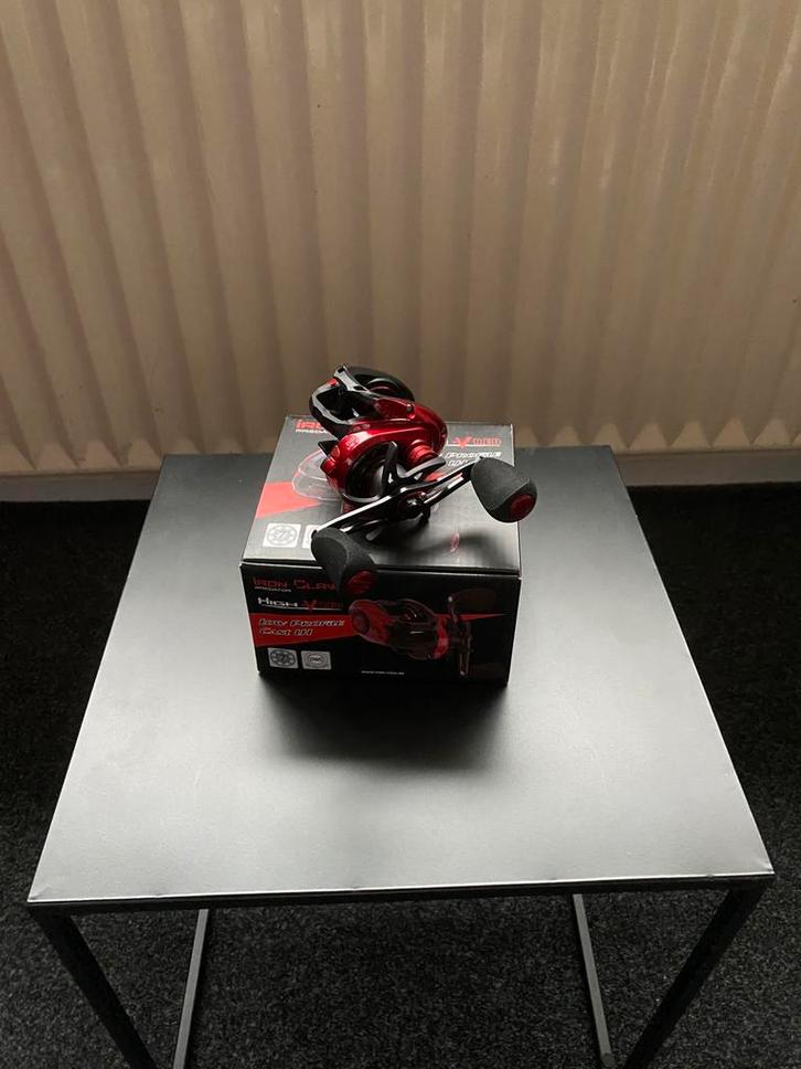 Iron Claw High V Red Baitcast reel, Watersport en Boten, Hengelsport | Roofvissen, Nieuw, Molen, Ophalen of Verzenden