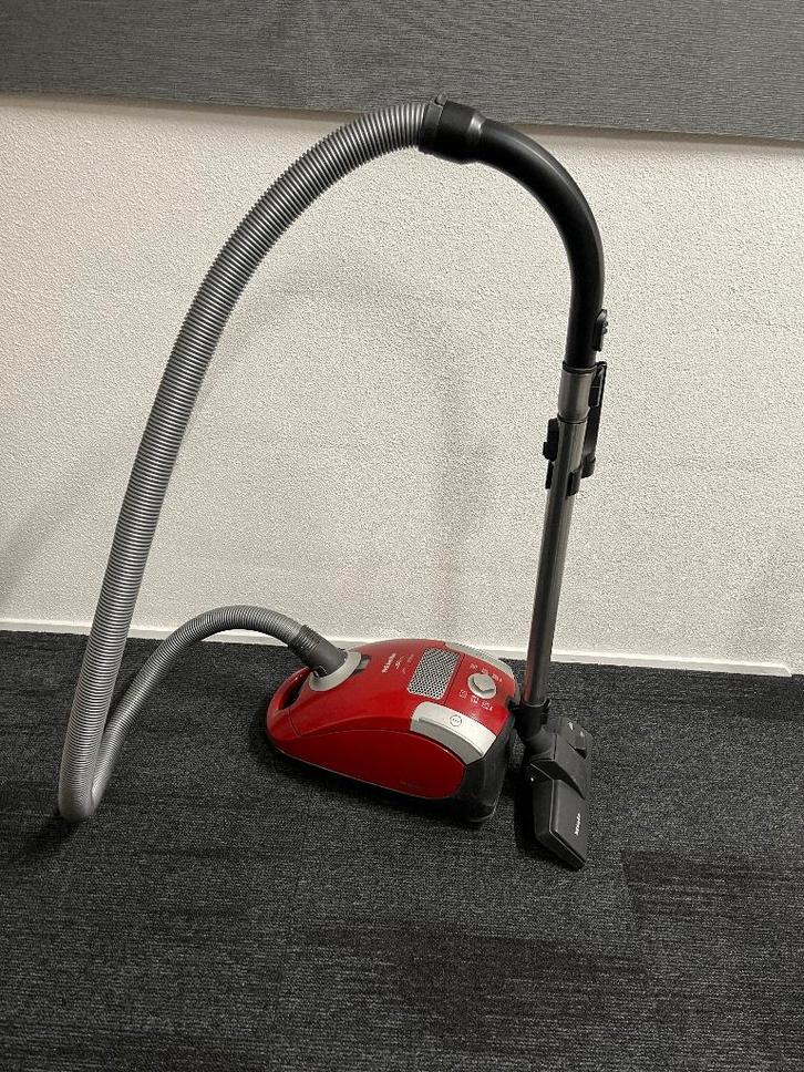 Nette compacte Miele S4212 stofzuiger . 2000 watt ., Witgoed en Apparatuur, Stofzuigers, Gebruikt, Stofzuiger, 2000 watt of meer