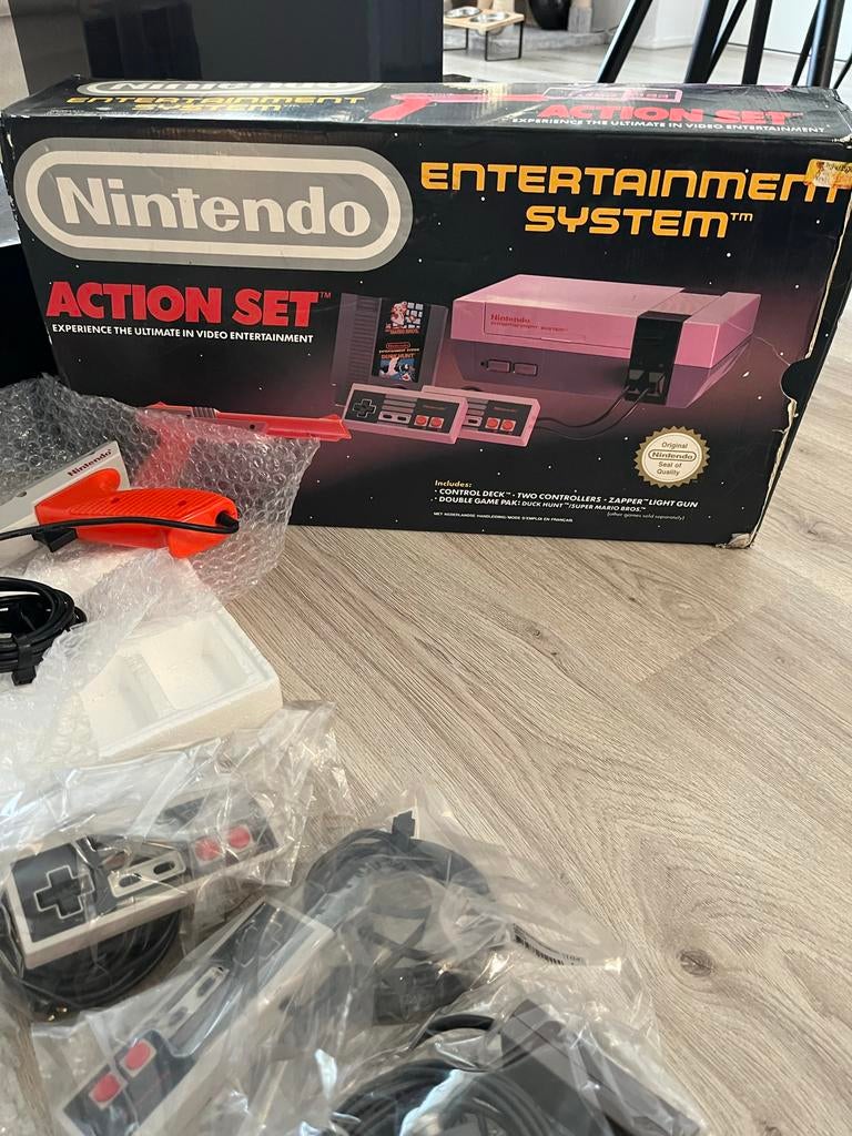 NES Action Set compleet + doos, games en accesoires, Ophalen, Gebruikt, Met 2 controllers, Met games