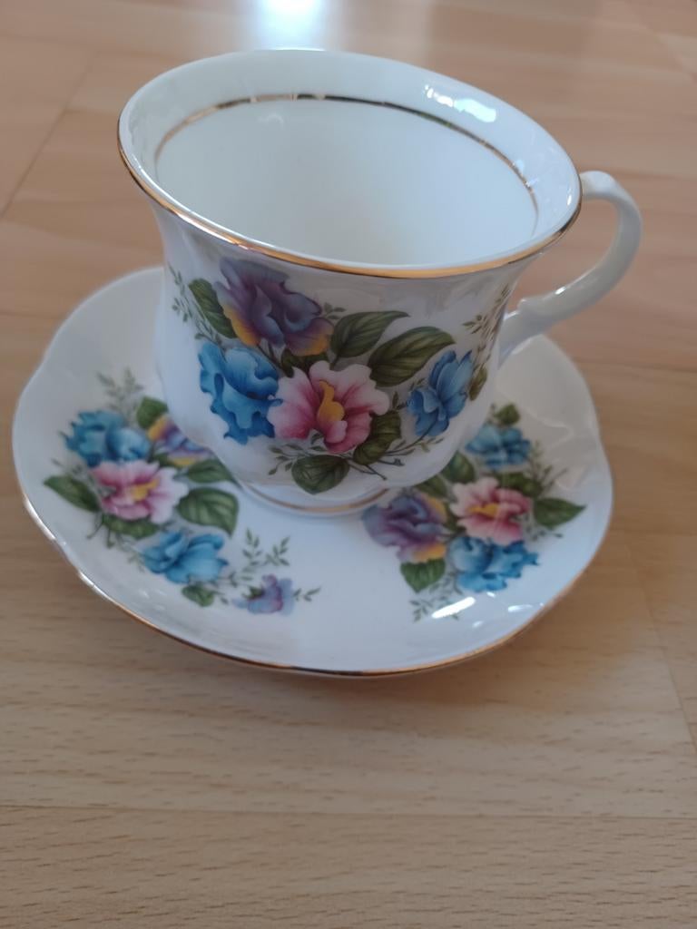 Kop en schotel , bone china, Ophalen of Verzenden, Zo goed als nieuw