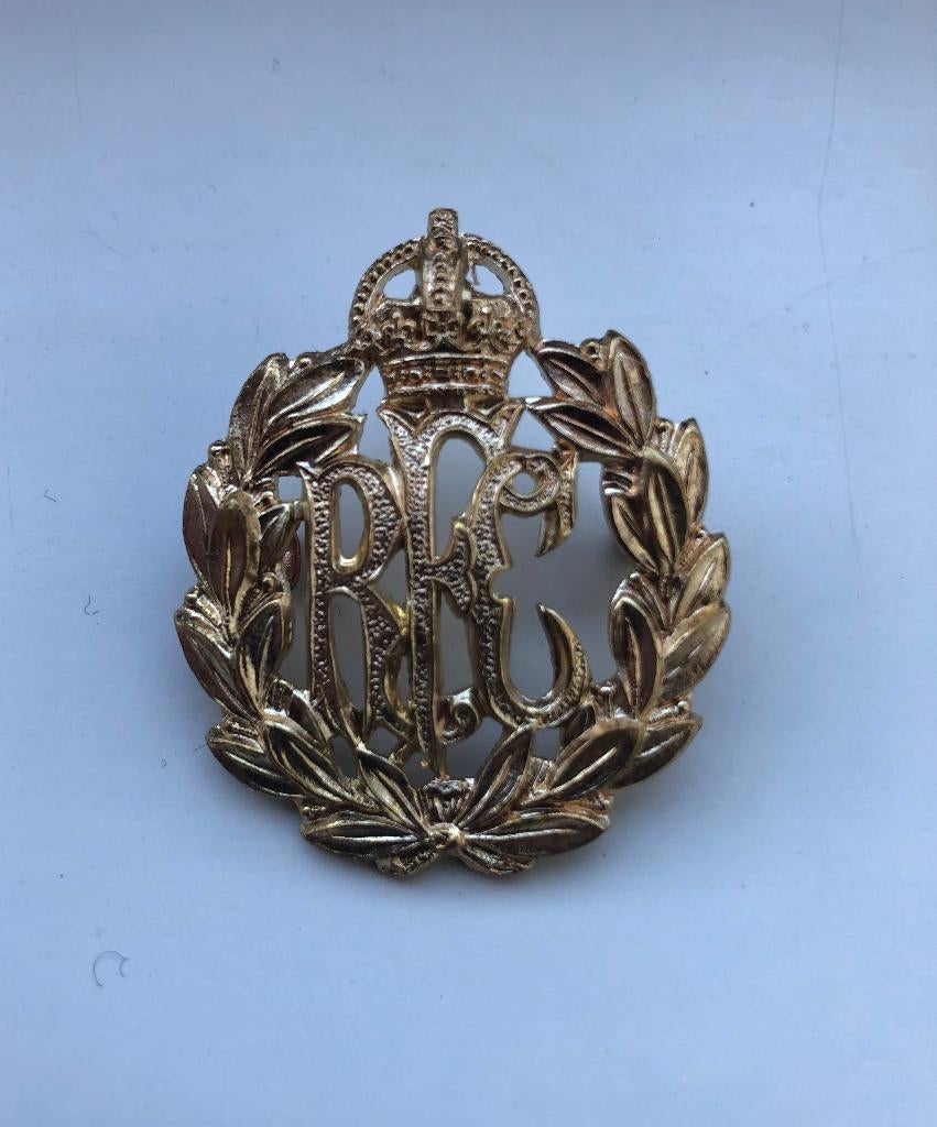 Pet embleem RFC (Kings Crown) Royal Flying Corps, Verzamelen, Verzenden, Luchtmacht, Engeland, Embleem of Badge