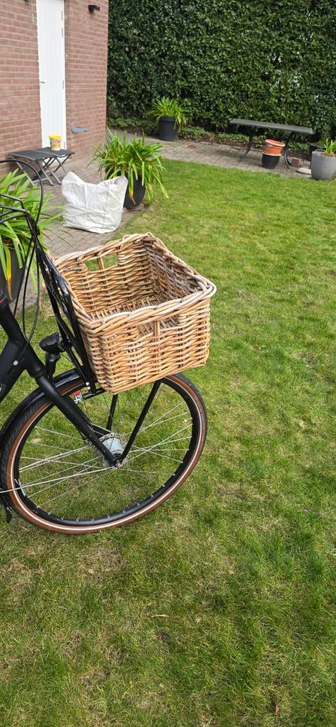 Fiets Voordrager bagagedrager met rotan fietsmand, Ophalen of Verzenden, Gebruikt