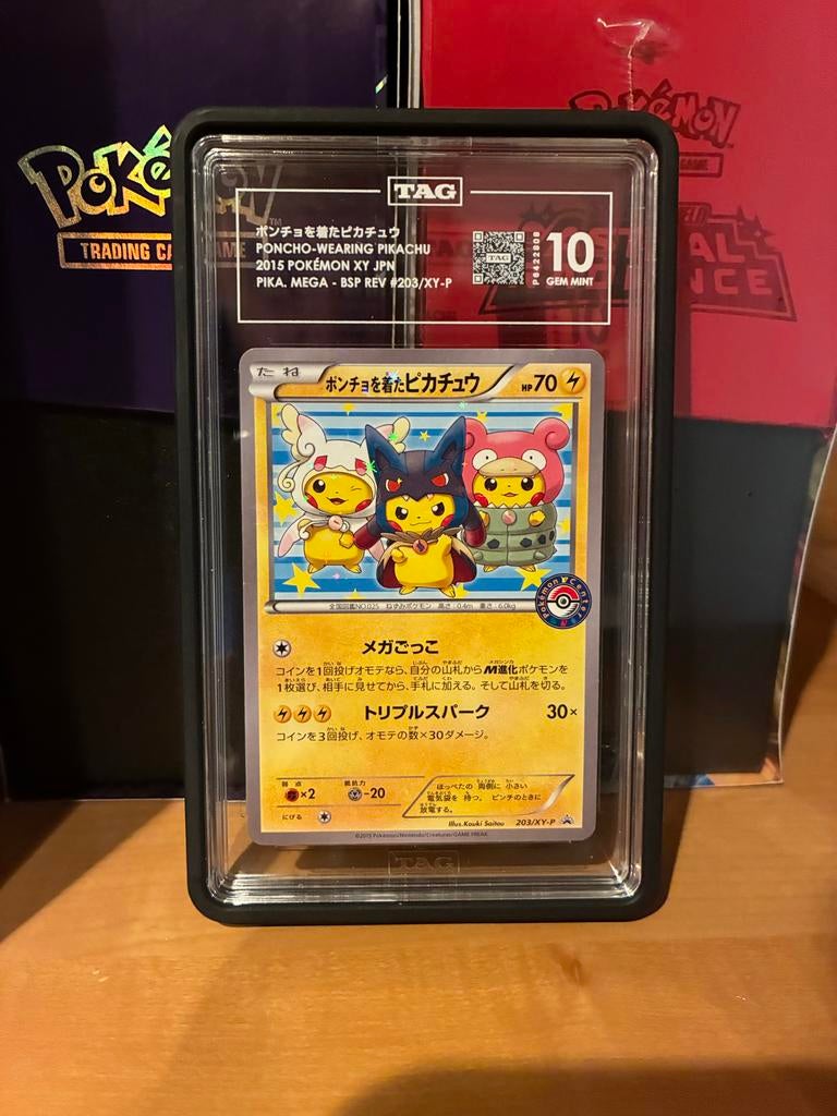 Pikachu Poncho XY TAG 10 Pokémon kaart, Ophalen of Verzenden, Zo goed als nieuw, Losse kaart