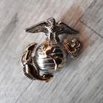 USMC Navy cap badge goud, Verzamelen, Militaria | Tweede Wereldoorlog, Ophalen of Verzenden, Marine, Amerika, Embleem of Badge