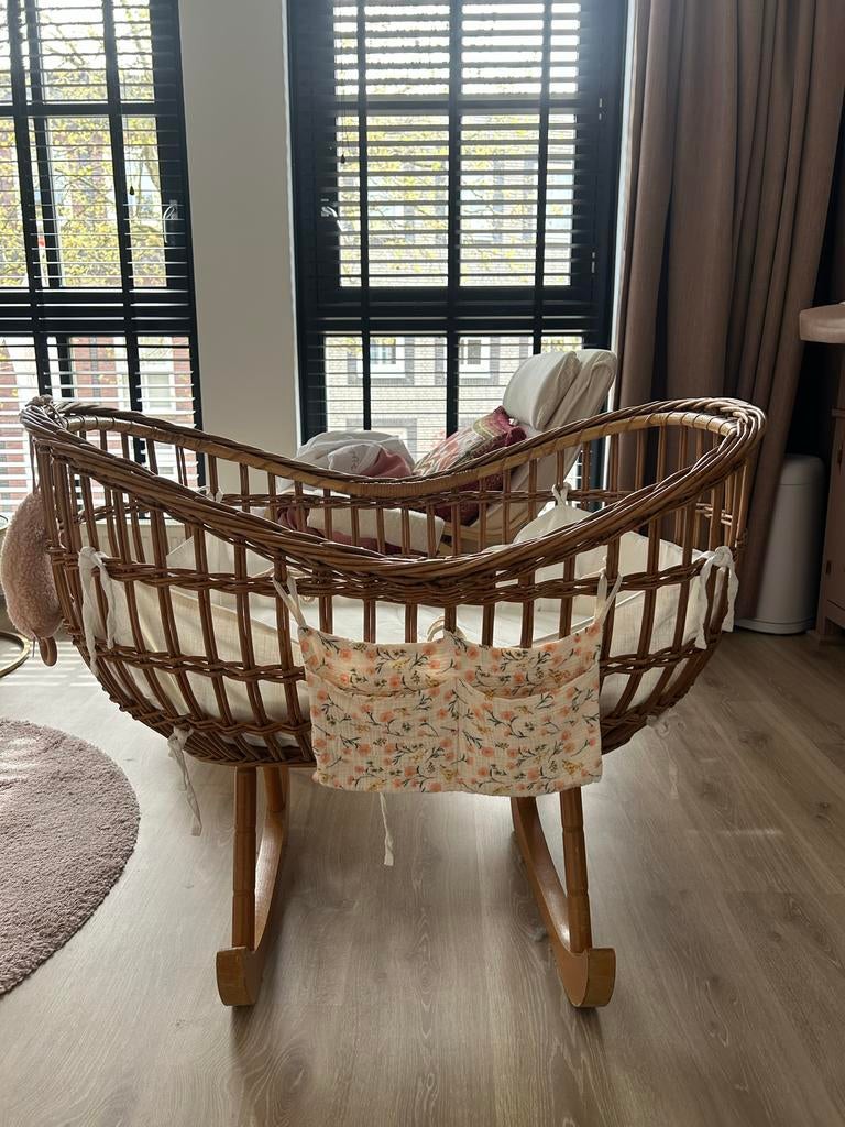 Rotan wiegje met matrasje - Zo goed als nieuw, Kinderen en Baby's, Babywiegjes en Ledikanten, Ophalen, Zo goed als nieuw, Wieg